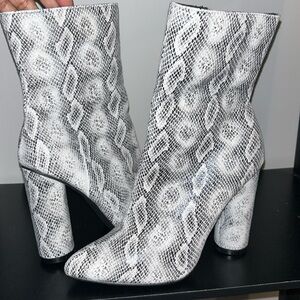 Snake print soft texture boots